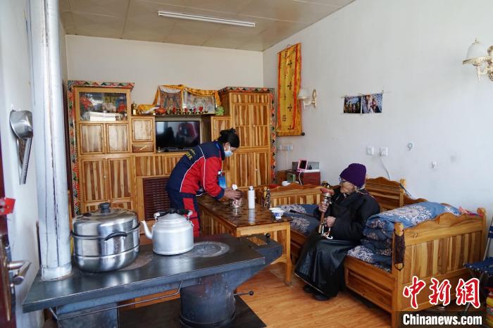 圖為敬老院護工為老人打掃屋內衛生?！●R銘言 攝