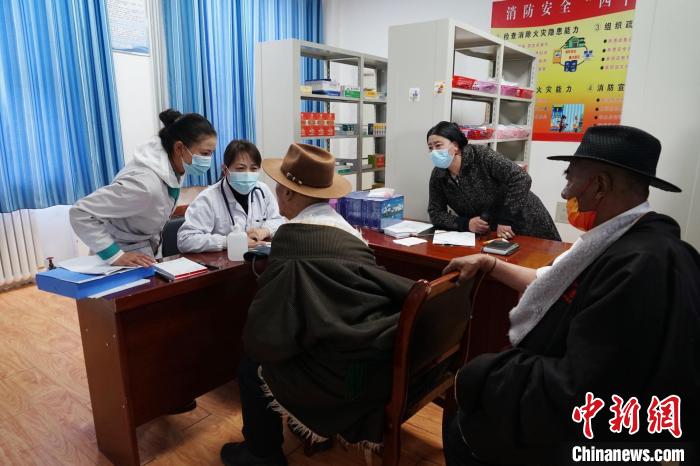 圖為骨科醫生為敬老院老人們進行集中檢查?！●R銘言 攝