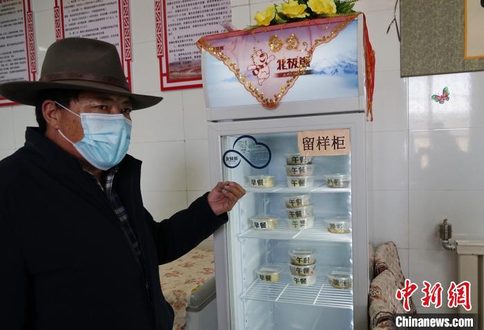 圖為敬老院院長德高介紹，老人們的三餐均有留樣記錄?！●R銘言 攝