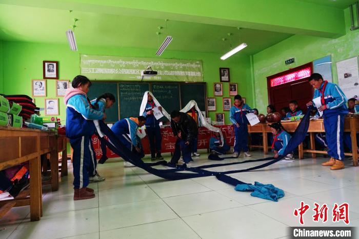 圖為老師正給學(xué)生上生態(tài)課。　馬銘言 攝