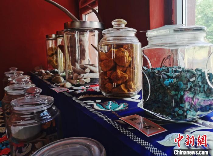 圖為唐卡繪畫(huà)礦物顏料展示。　張?zhí)砀?攝