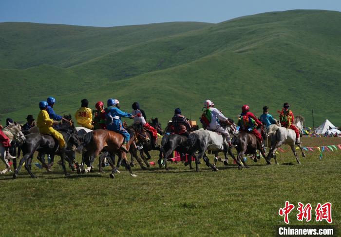 圖為選手進行3000米賽馬比賽?！●R銘言 攝