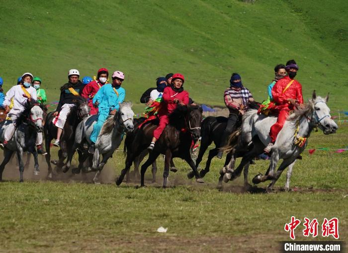圖為選手進行3000米賽馬比賽。　馬銘言 攝