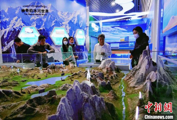圖為中外嘉賓在玉樹州博物館內參觀?！●R銘言 攝