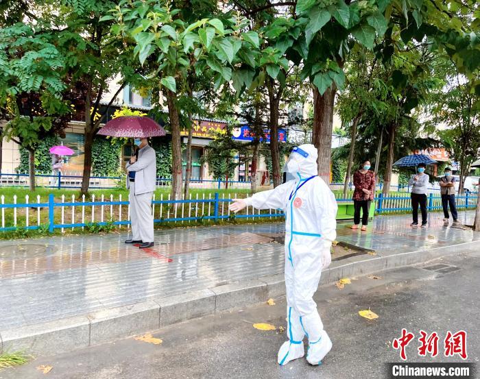 高原小城青海尖扎抗疫見聞：柔肩亦可擔(dān)重任，夫妻檔聞令而動