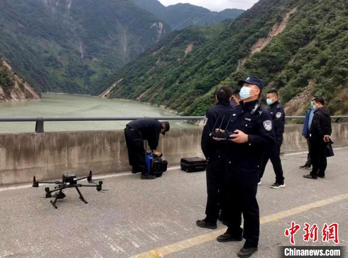 民警組成的搜尋隊利用無人機在震區開展空中巡查?！「首沃莨簿止﹫D