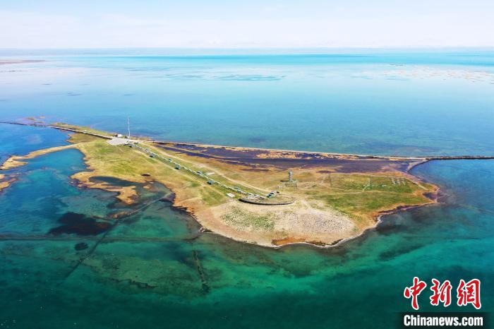 圖為無人機航拍青海湖。　趙海梅 攝