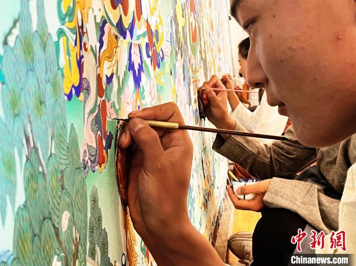 圖為畫師繪畫唐卡?！●R文莉 供圖