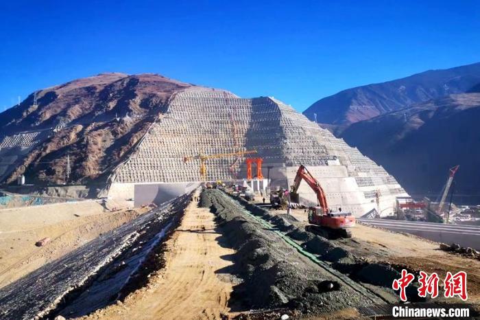 巴塘水電站大壩封頂現場?！≈袊材艿谌こ叹止﹫D