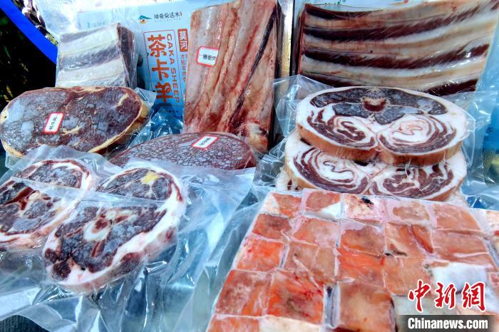 圖為前來參展的柴達木肉類。 李雋 攝