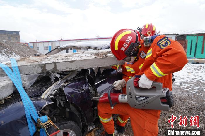 圖為地震實(shí)戰(zhàn)拉動(dòng)現(xiàn)場，參演人員進(jìn)行車輛破拆。　玉樹消防供圖