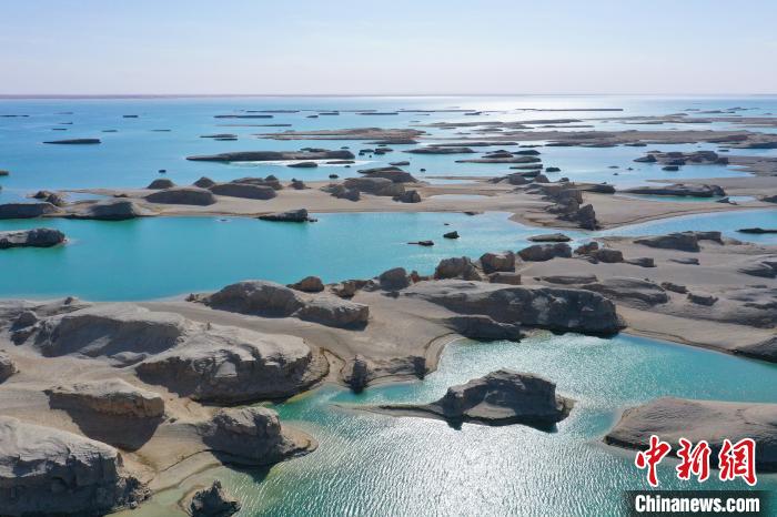 航拍青海大柴旦烏素特水上雅丹奇特景觀。　馬銘言 攝