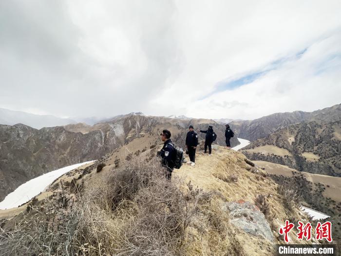 圖為曲麻萊縣崗當村的生態管護人員開展巡護。　丁巴達杰 攝