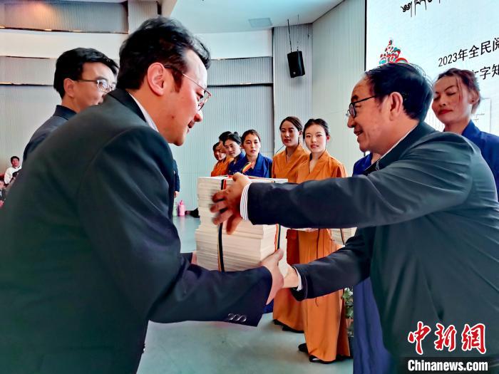 圖為贈送叢書。　張?zhí)砀?攝