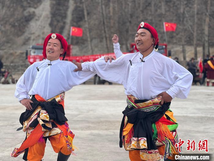 圖為當地群眾展演非遺類歌舞文化。　李江寧 攝