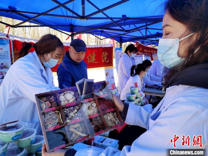 圖為中藥展示。　張添福 攝
