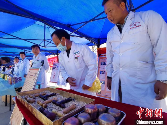 圖為青海省循化縣的國家級非遺項目尤闕療法的器械展示。　張添福 攝