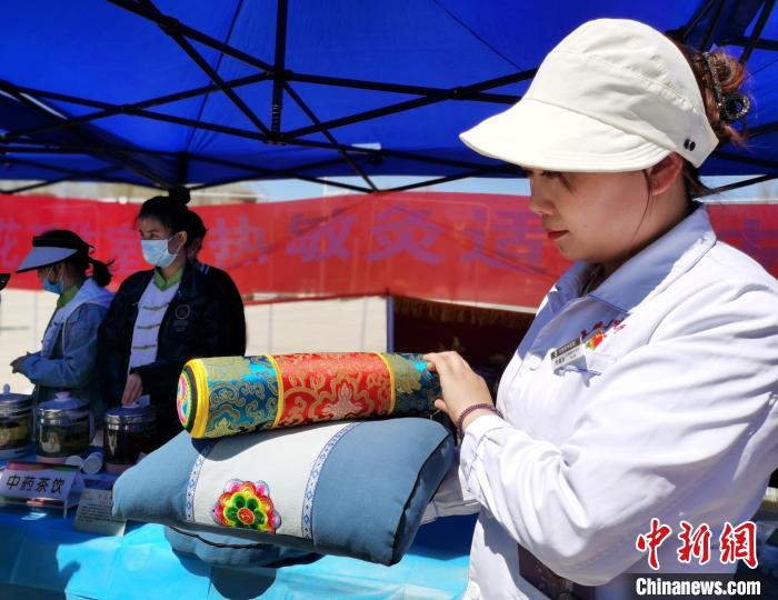 圖為青海省互助縣的中藥枕頭。　張添福 攝