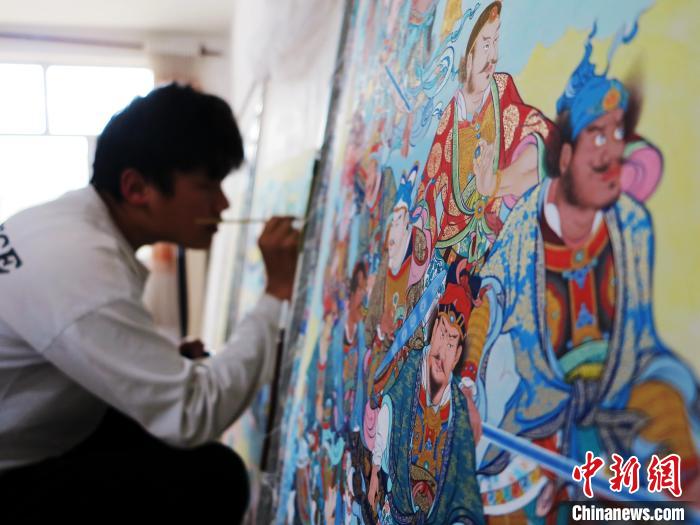 圖為熱貢龍樹畫苑內的學徒繪畫唐卡。 張添福 攝