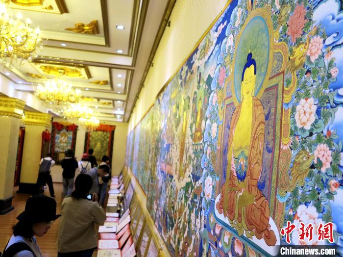 圖為熱貢龍樹畫苑內的唐卡。　張添福 攝