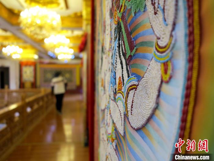 圖為黃南州同仁市熱貢龍樹畫苑內的珍珠唐卡。　張添福 攝