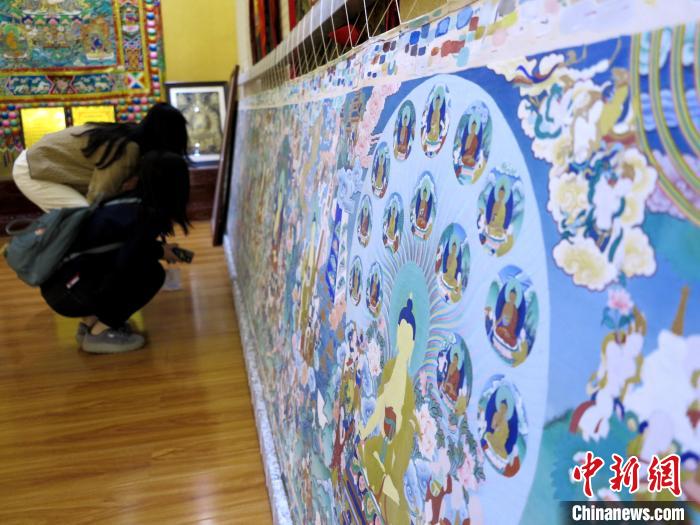 圖為民眾參觀半成品的唐卡。　張添福 攝