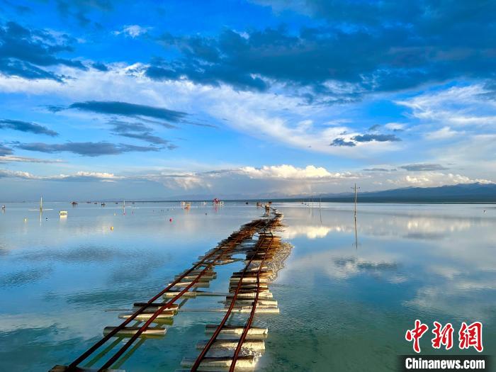 圖為茶卡鹽湖景區風光。　劉洋 攝