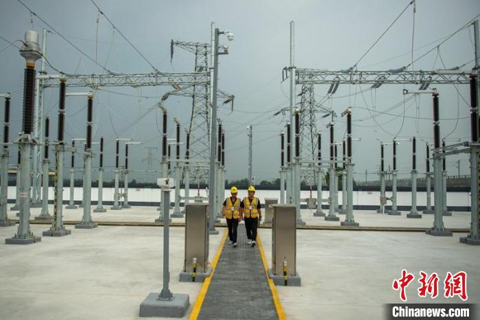 工作人員正在綿竹牽引變電所內巡查設備受電運行情況。　劉忠俊 攝
