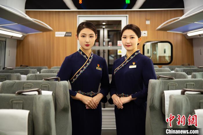 圖為整體色彩以“深藏青”為主調的西格段“復興號”動車組乘務員新制服。　李磊 攝