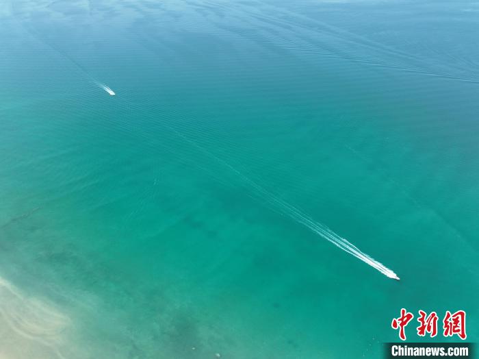 圖為航拍仲夏時節，青海湖湖水碧波蕩漾。　祁增蓓 攝