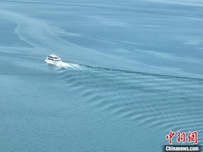 圖為航拍仲夏時節，青海湖湖水碧波蕩漾。　祁增蓓 攝
