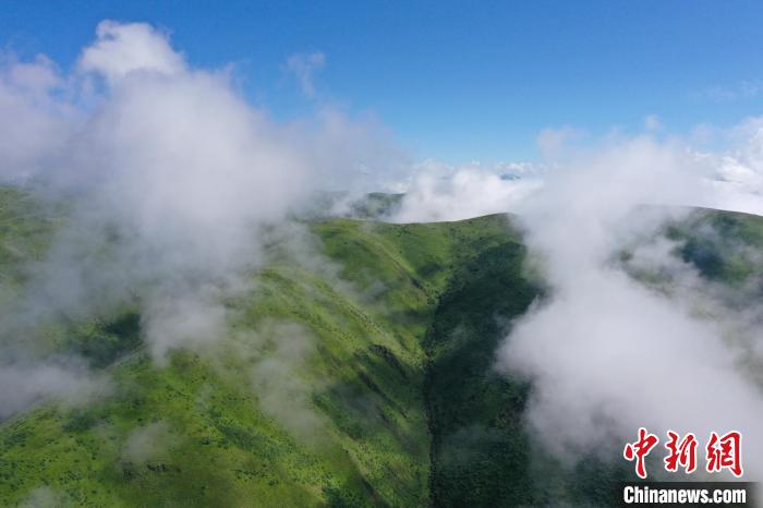 航拍賽來塘鎮(zhèn)山間云霧繚繞?！●R銘言 攝