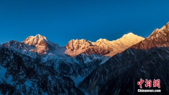 圖為2月1日，清晨陽光照在貢嘎雪山上，出現“日照金山”景觀。(無人機照片)<a target='_blank' href='/'><p  align=