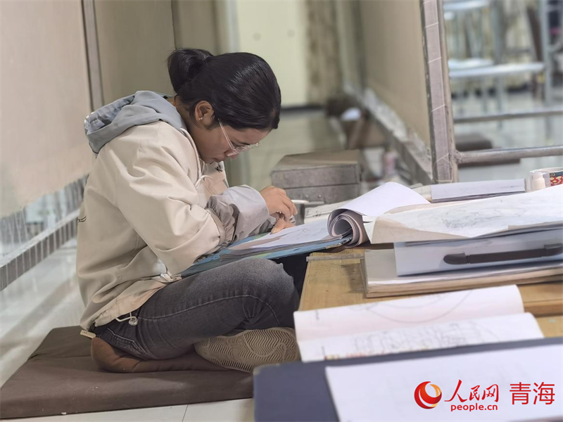 正在學習畫底稿的尕讓旺姆。人民網 陳明菊攝