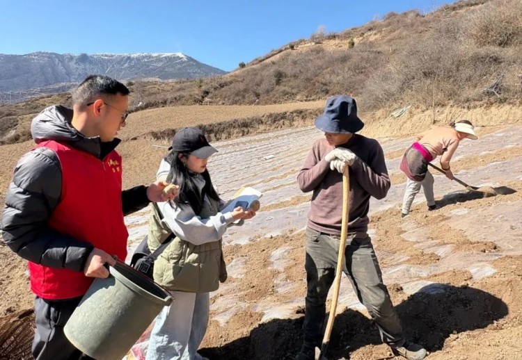 農技人員現場指導。黑水縣融媒體中心供圖