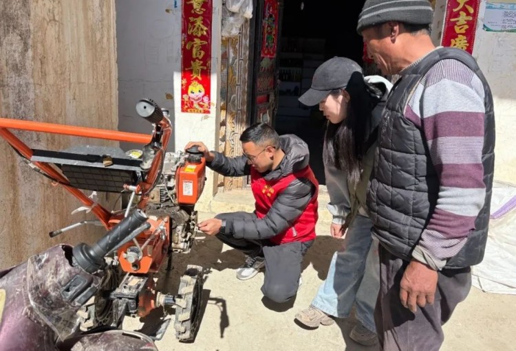 澤郎幫助村民檢查機械農具。黑水縣融媒體中心供圖