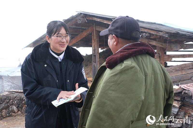 次仁卓瑪正向尼西鄉(xiāng)群眾普及法律知識(shí)。人民網(wǎng) 曾智慧攝