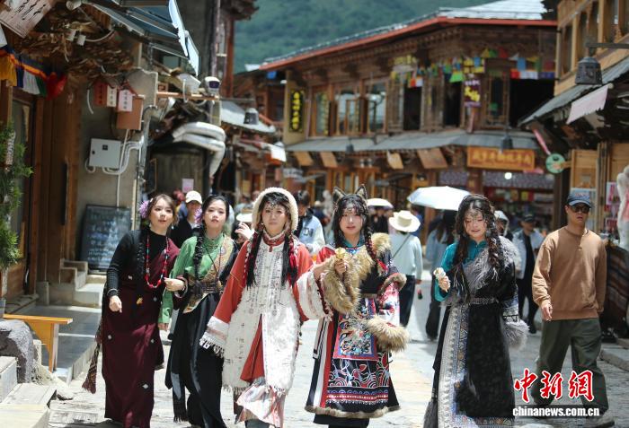 云南香格里拉暑期游人如織