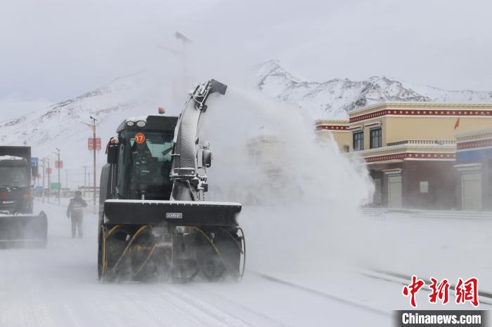 圖為該支隊官兵正在清理路面積雪?！《崦刺?攝