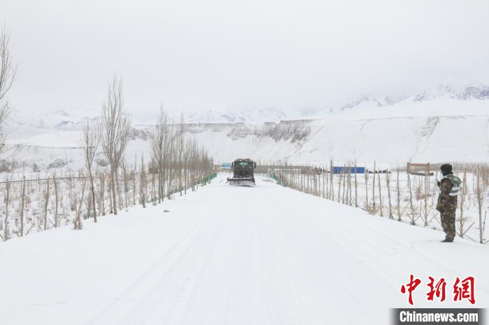 圖為救援官兵正在緊急清理路面積雪?！《崦刺?攝