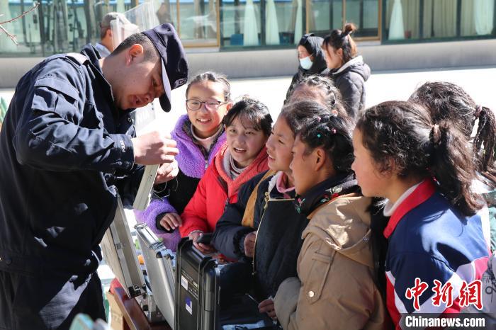 林芝邊境管理支隊里龍邊境派出所邀請里龍鄉小學師生和當地民眾進警營，了解民警工作生活。　曹中皇 攝