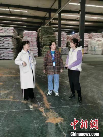 圖為次仁措姆(中)正在開展街道工作。<a target='_blank' ><p  align=