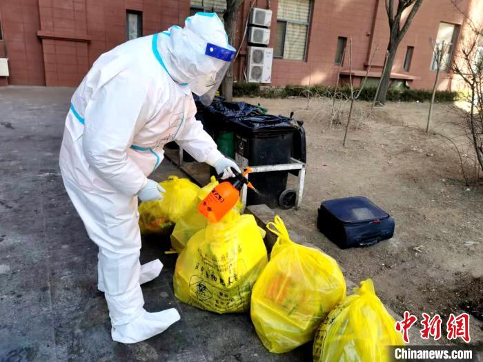 給垃圾做消殺。　鐵西區委宣傳部 攝