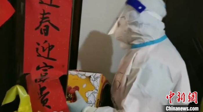 為封閉在家居民送快遞。　鐵西區委宣傳部 攝