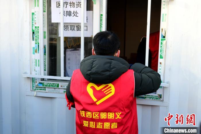 領防護用品。　鐵西區委宣傳部 攝