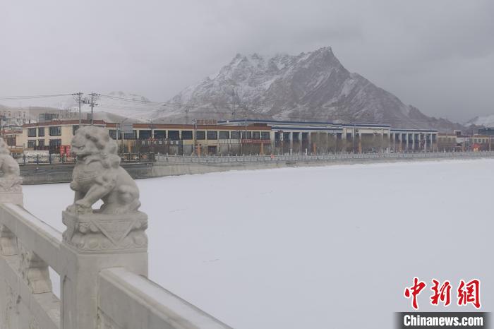圖為2月5日傍晚時分的西藏阿里獅泉河鎮雪景。　王世才 攝