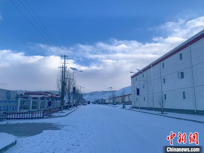 圖為西藏札達縣街道被積雪覆蓋。　強久 攝