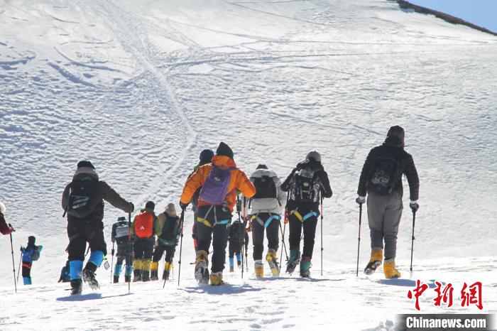 圖為2019年，普通民眾在洛堆峰體驗(yàn)登雪山活動(dòng)。資料圖 趙朗 攝