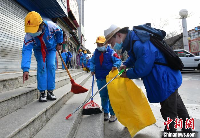 圖為拉薩市小學生打掃街道。　貢嘎來松 攝