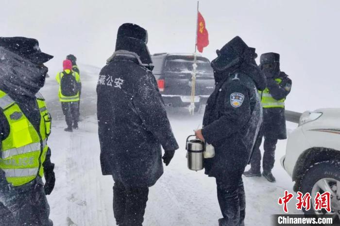 強降雪后，西藏安多縣警方在國道109線唐古拉山段開展除雪保通工作?！“捕嗫h公安局 供圖 攝